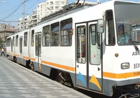 Un tramvai plin cu oameni a lovit în plin o autoutilitară. Vatmanul se afla sub influența băuturilor alcoolice