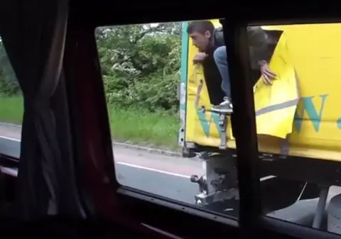8 imigranți au oferit senzații tari pe șoselele din Marea Britanie. Mai ceva ca o cascadorie de film cu un camion înregistrat în România! VIDEO