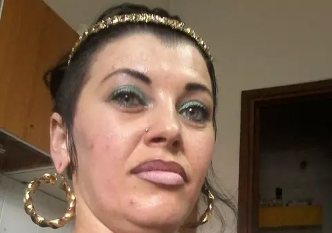 Femeia care a umilit o bătrână în Italia şochează din nou! Le-a arătat tuturor că fiica ei e VIRGINĂ