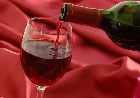 Tulburelul face victime: Un vasluian a murit în timp ce-și verifica butoaiele cu must din beci. În Moldova, zece persoane au avut de suferit din cauza fermentației mustului