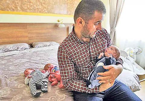 Bărbaţii vor avea mai mult concediu paternal