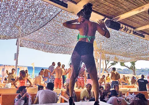 Reportaj Libertatea: Europa fierbe, Grecia petrece