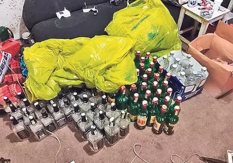 Whiskey fals în sticle murdare