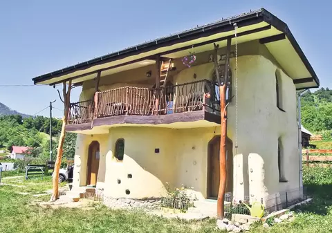 Şi-au făcut căsuţă ca-n poveşti | Idee inedită a unei familii din Sângeorz-Băi | FOTO