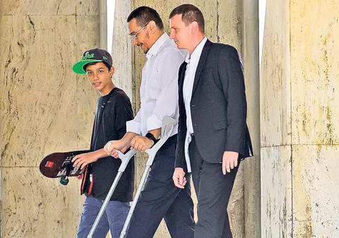 Ponta şi-a vizitat colegii, în cârje şi nebărbierit