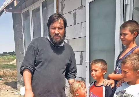 Popa Dan le face casă | Un preot din Iaşi le-a schimbat vieţile enoriaşilor