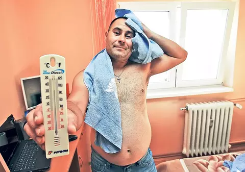 «Fierbem în apartamente»! Locatarii de la ultimele etaje ale blocurilor-turn fac cu greu faţă caniculei