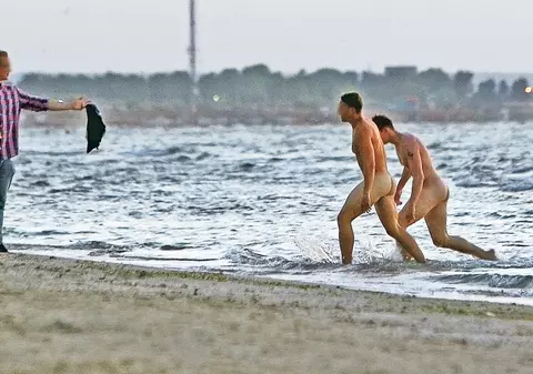 Beția se stinge în mare! După 20 de ore de băut încontinuu, de distracție și de scandaluri, petrecăreții din Mamaia își dau «refresh» la răsărit și o iau de la capăt