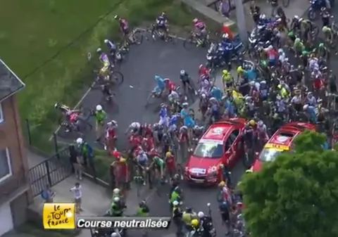 Căzătură masivă în Turul Franței. ^Fabian Cancellara se numără printre cei răniți, cursa a fost neutralizată