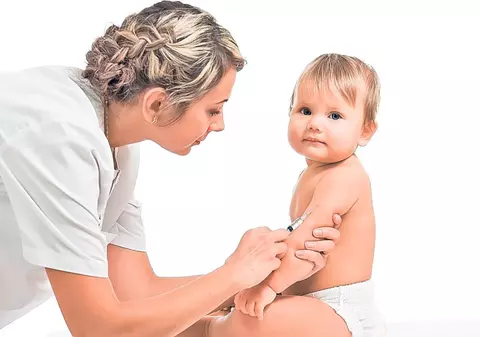 Vaccinarea copiilor, spaima părinţilor