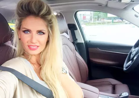 Andreea Bănică a renunţat la machiaj pentru o zi de plajă. Cum arată blonda complet naturală