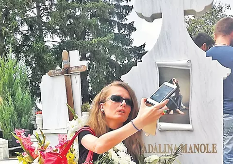 Circ la mormânt! Fanii au comemorat 5 ani de la moartea Mădălinei Manole