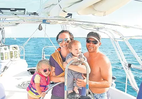 Cei mai mici marinari din Caraibe | Două canadience trăiesc în mijlocul Oceanului de când s-au născut