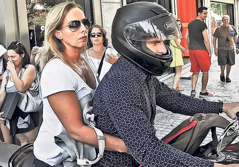 Fostul ministru de finanţe Yanis Varoufakis, îngenuncheat de o femeie