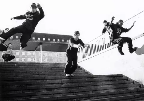 Nebunii orașelor: francezii care aleargă, stilul liber, prin oraș, fără frică!