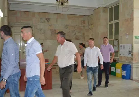 Trei dintre cei şapte tineri acuzaţi că au violat o elevă din Vaslui cer strămutarea procesului la Iaşi! Care este motivul