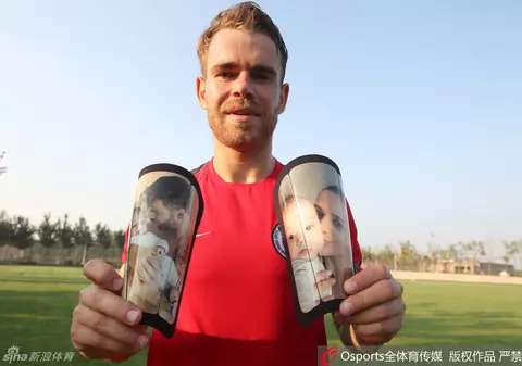 Bicfalvi i-a impresionat pe chinezi cu apărătorile imprimate cu chipul soţiei şi al bebeluşului