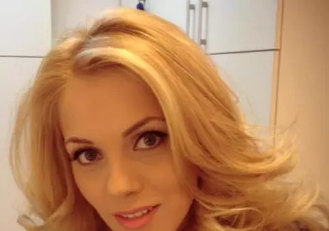CUM SĂ-I REDAI PĂRULUI TĂU VOLUMUL ÎN DOAR CÂTEVA MINUTE. IATĂ CE TRUC FOLOSEŞTE ANDREEA IBACKA!