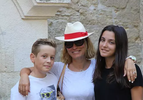 Andreea Esca și-a dus copiii în vacanță la bunici.În Franța.