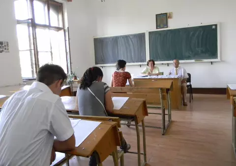 BACALAUREAT 2015 | 108 elevi din Ştei au picat BAC-ul după ce au copiat cu ajutorul profesorilor