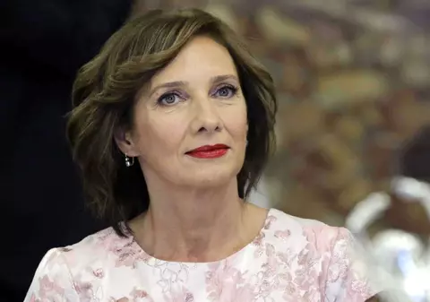 O realizatoare TV de la noi, scrisoare deschisă către Carmen Iohannis: ”Prima doamnă trebuie să vrea mai mult de la ea decât o garderobă înţesată cu haine de plimbat prin lume”