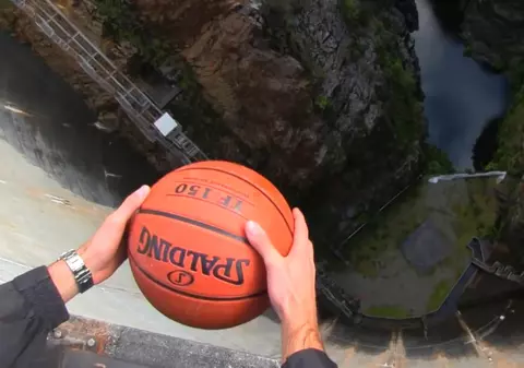 Ce se întâmplă dacă arunci o minge de pe un baraj de 126 de metri | VIDEO