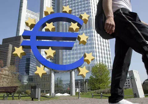 Simbolul monedei EURO din faţa Băncii Centrale Europene, dat jos la o zi după referendumul din Grecia | FOTO