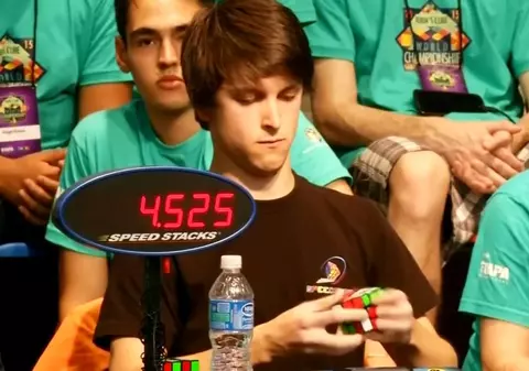 A câştigat titlul mondial la rezolvarea cubului Rubik pentru a doua oară, la numai 19 ani | VIDEO