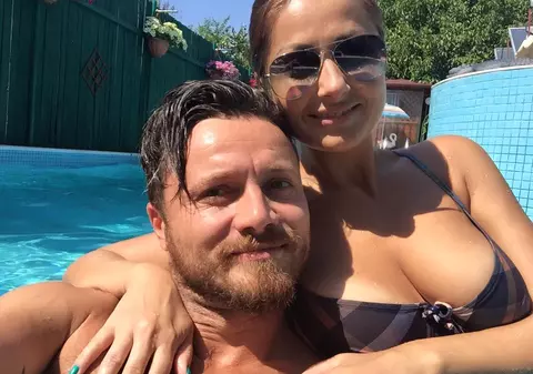 O celebră prezentatoare de la noi şi-a încins soţul la piscină