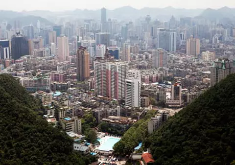 ULUITOR! De 10 ani, în orașul ăsta nu a avut loc nici o crimă sau nici un scandal, deși liniștea e asigurată de un polițist orb!