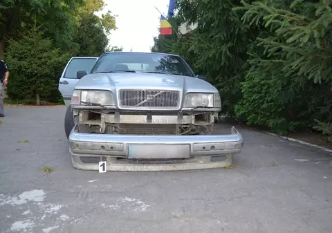 Și-a ”tunat” mașina cu mii de țigarete de contrabandă