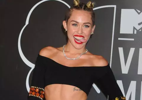 INTERZIS MINORILOR! Miley Cyrus, filmată în timp ce îşi făcea de cap cu o femeie, într-o parcare | VIDEO