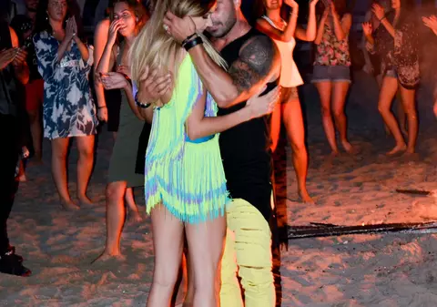 Atingeri interzise! Ce face Pepe cu artista care a pozat într-o revistă pentru adulţi pe plaja din Mamaia!