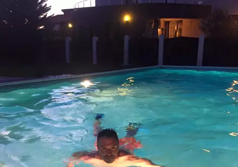 Daniel Pancu se bălăcește în piscină pentru a scăpa de caniculă