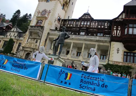 Demonstrație de scrimă în fața Castelului Peleș