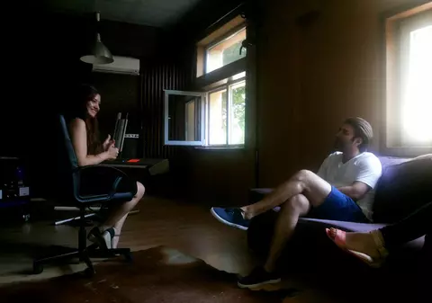 Uite cine-i tânăra care-l vizitează pe Smiley!