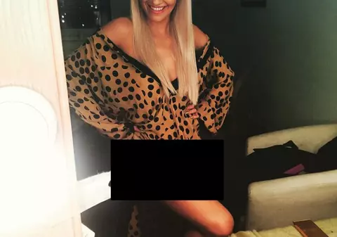 O cântăreaţă celebră s-a fotografiat fără lenjerie intimă! Imaginea a ajuns pe Internet | FOTO