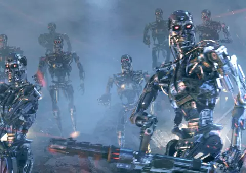 Cât de real este pericolul ”Terminatorilor”? Cei mai faimoşi oameni de ştiinţă din lume cer interzicerea roboţilor ucigaşi