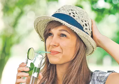 Cum îţi aperi părul de atacul verii | Soarele, vântul, clorul şi sarea din apă îl supun la grele încercări