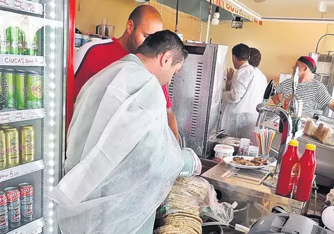 Inspectorii de la Siguranța Alimentelor și ANPC au pus tunurile pe fast-food-uri și magazine