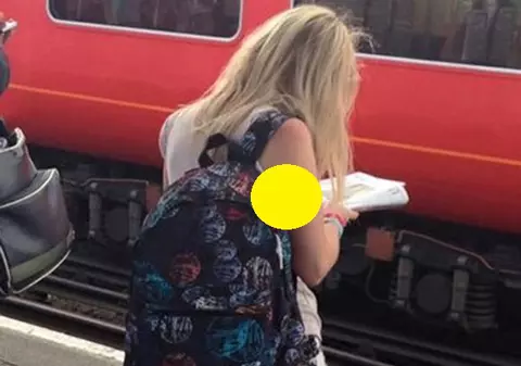 Ce credeți că ascunde această tânără în rucsac? Gurile rele spun că este vorba despre un obiect rușinos 