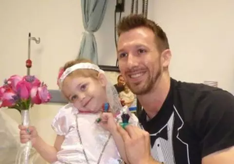 O fetiță de 4 ani, bolnavă de cancer, a emoționat milioane de oameni. Care a fost dorința ei cea mai mare | VIDEO