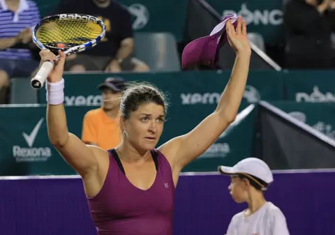 Alexandra Dulgheru s-a calificat în”optimi” după un meci dramatic, jucând cu genunchiul stâng inflamat / VIDEO