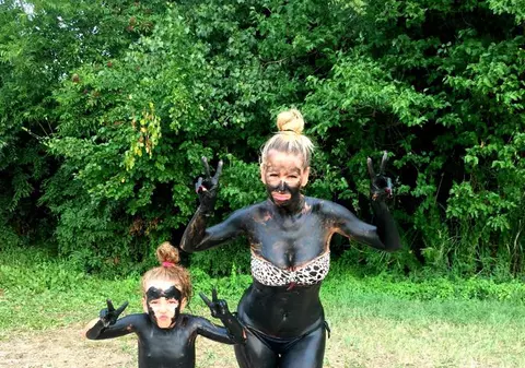 Foto șoc! Andreea Bănică a intrat la nămol împreună cu fiica ei!