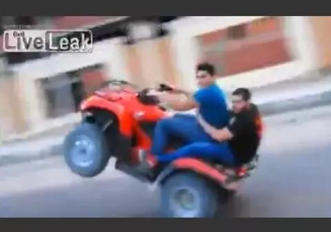 Ei sunt CEI MAI IDIOȚI șoferi de ATV din lume! Cursa lor s-a sfârșit dezastruos! | VIDEO