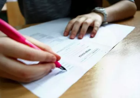 Caz incredibil în Ploieşti. Un profesor i-a rescris unei eleve lucrarea de BAC. Ce greşeală l-a dat de gol 