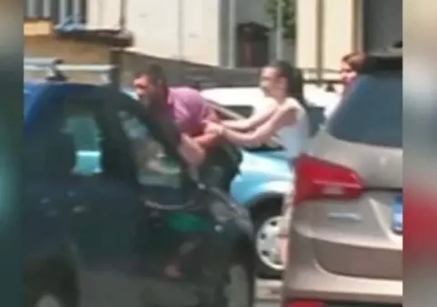 Scandal la BACALAUREAT! Soţia şi fiicele unui BARON local s-au luat la BĂTAIE cu procurorul, la BAC | VIDEO