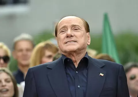 Fanii Milanului au înconjurat spitalul ”San Raffaele”. Ce mesaj au avut pentru Silvio Berlusconi / FOTO ÎN ARTICOL