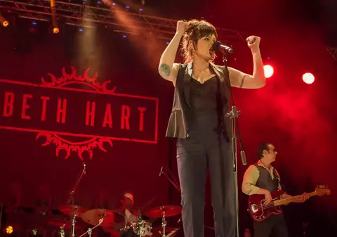 Mii de oameni emoționați aseară, la Sala Palatului. Vedeta bluesului mondial, Beth Hart a făcut o confesiune zguduitoare: ”Sunt 15 ani de când m-am lăsat de droguri”