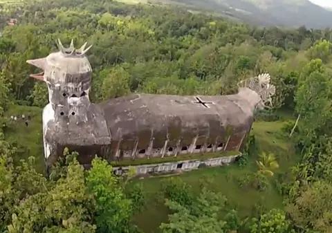 Misterioasa ”Biserică Găină” din pădure! Povestea incredibilă a unei clădiri unice | VIDEO